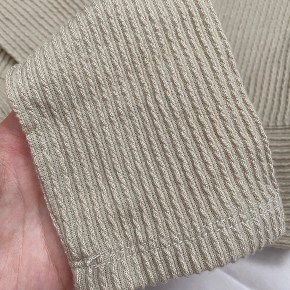 Hollister Long Sleeve Crop Top - Picture 4 of 7